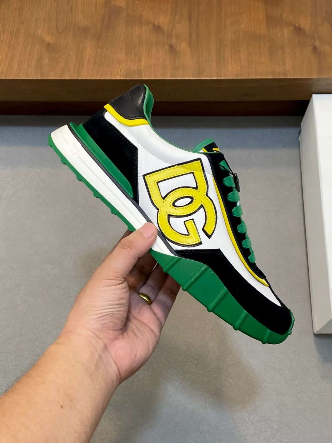 💰800 Dolce&Gabbana/Dolce & Gabbana men’s new casual sports shoes This sneaker is made of multiple materials. The nylon fabric upper is integrated with glossy leather, suede leather and rubber elements, and is decorated with reflective details. It has a silk-screen logo and a dual design of thick round and flat laces. It has a square toe, rubber foam midsole and gear pattern rubber composite sole decorated with the iconic "DG" logo. The shoe body is decorated with three-dimensional labels with the brand logo in many places. The style is fashionable and elegant, and the unique design is presented in a dazzling and modern new language. The fabric towel lining is paired with logo cowhide feet for a stylish and stylish look! Comes with a full set of packaging! Size: 39-40-41-42-43-44 leather shoe size (38/45 can be customized but does not support returns)